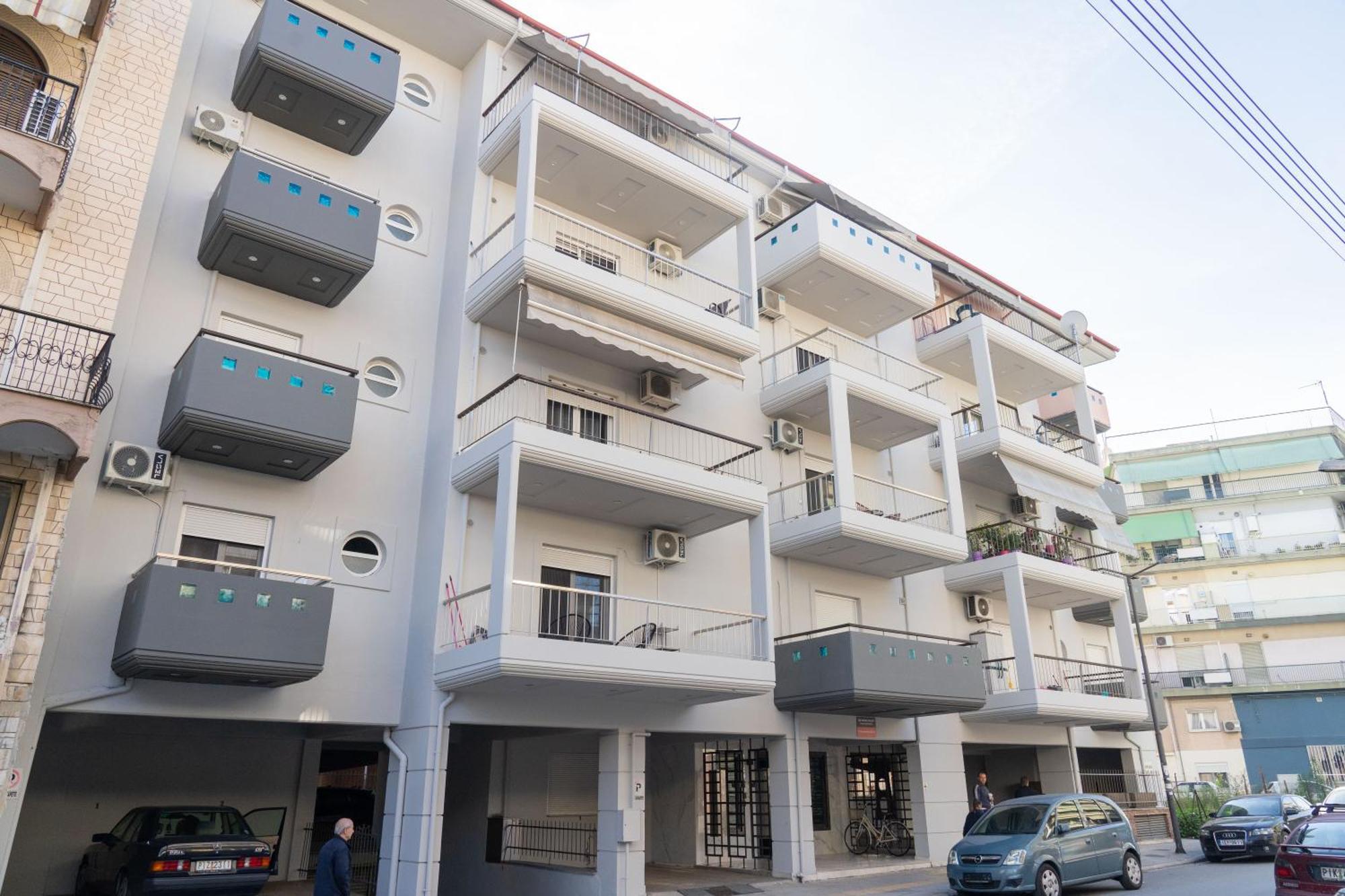 The Whole Packet B1 Center With Parking Apartment Larissa